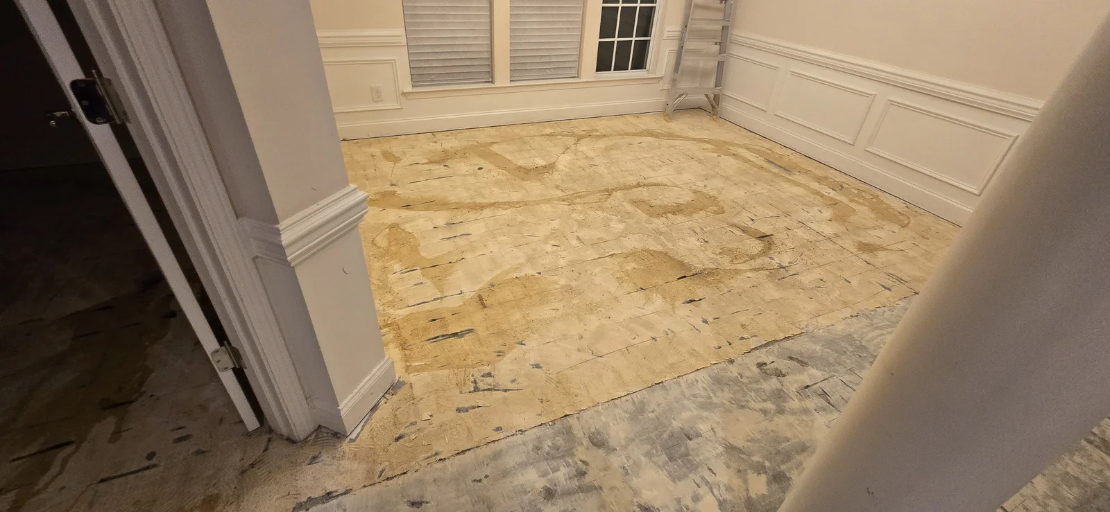 Carpet & Underlay Uplift, Tack Strip Extraction & Subfloor Prep